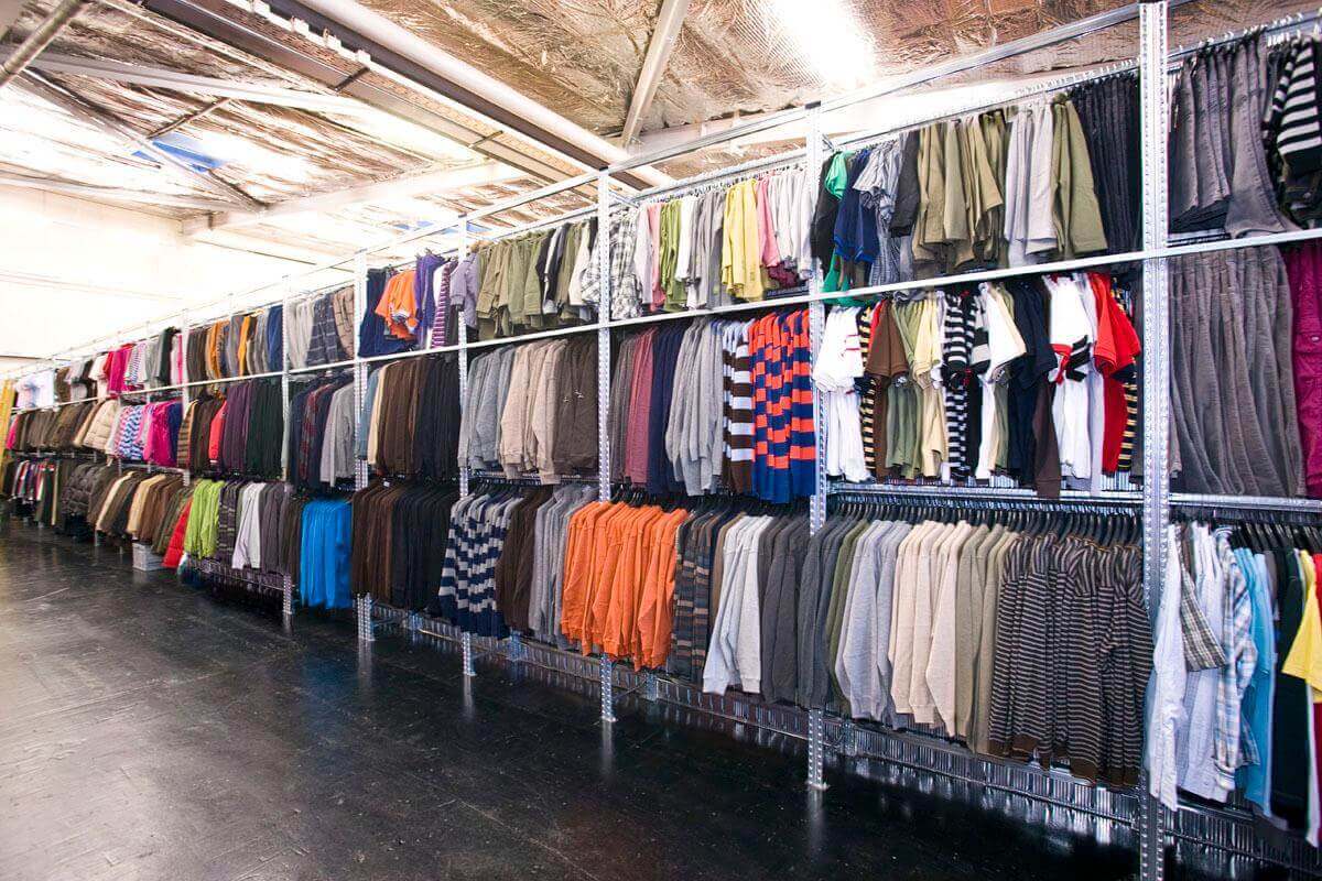 Przechowywanie ubrań: regały dla sieci handlowych