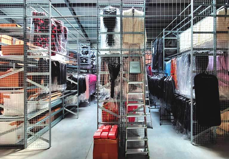 regały na ubrania w magazynach branży mody