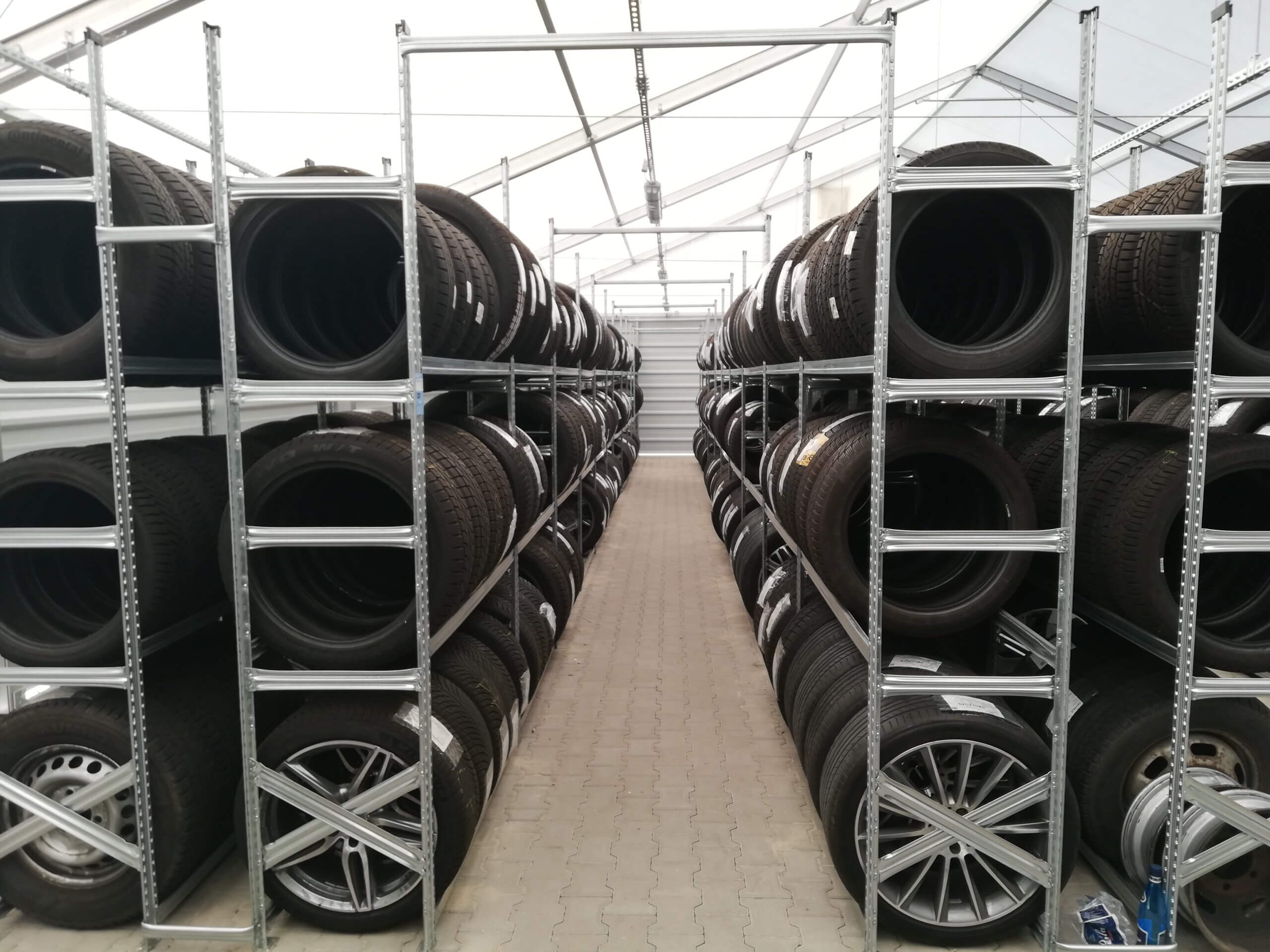 Bezpieczne składowanie opon dzięki regałom p&oacute;łkowym METALSISTEM