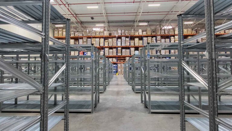 Regały magazynowe dla magazyn&oacute;w e-commerce