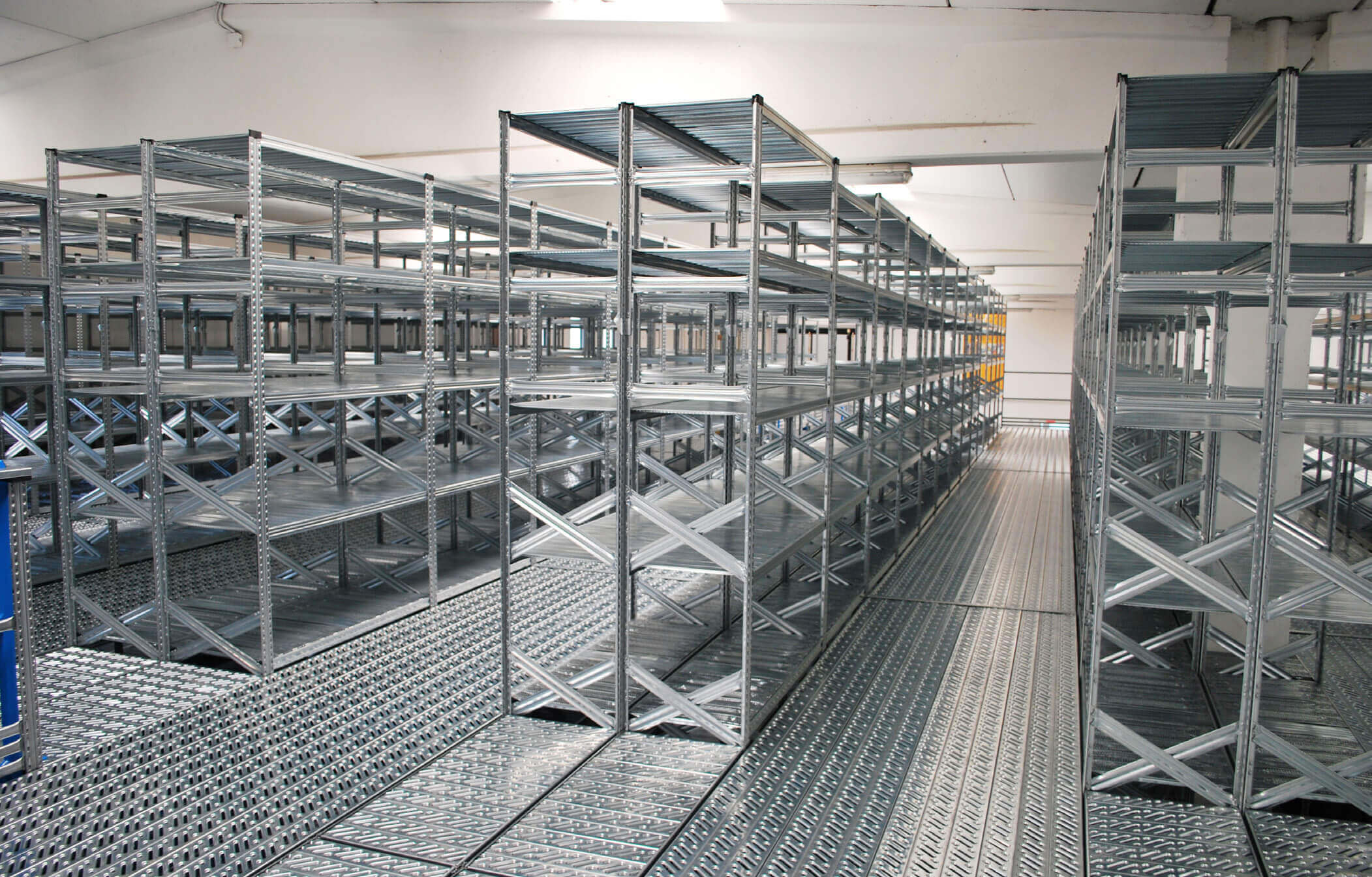 Regały ze stali ocynkowanej &ndash; jakie mają właściwości i zalety?