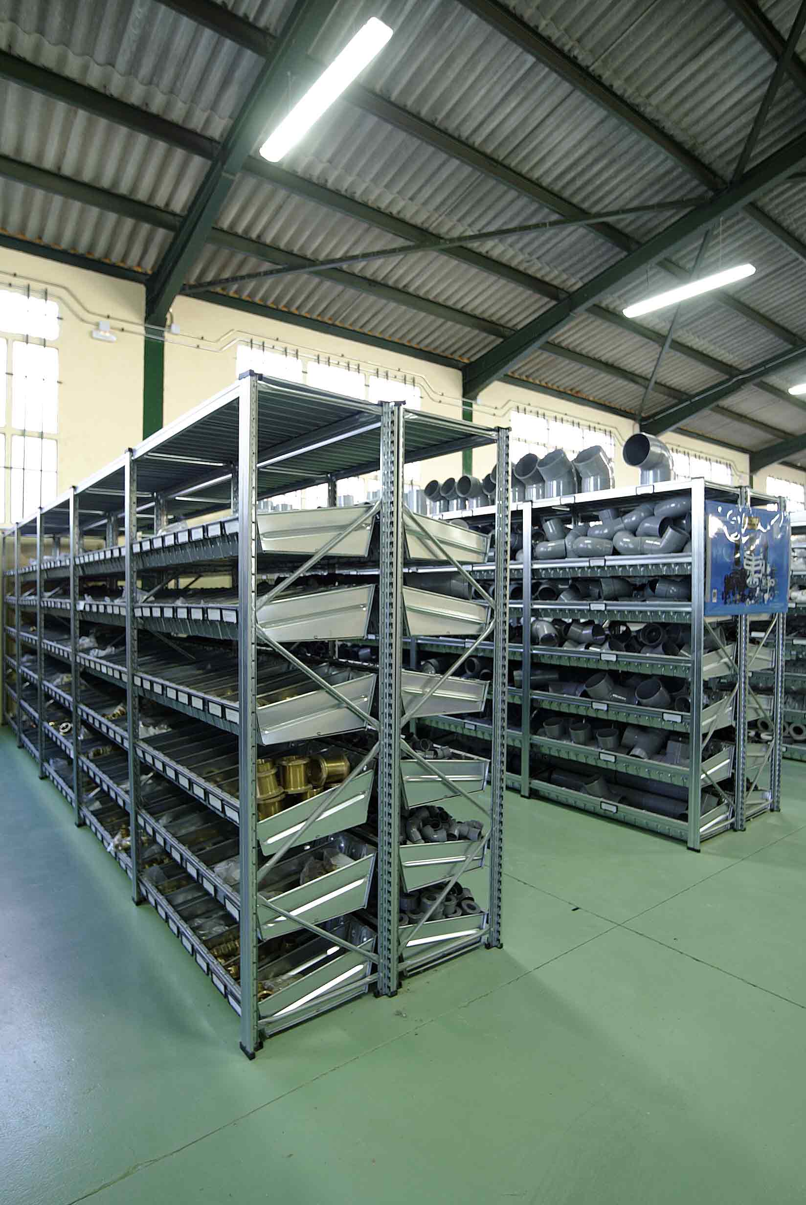 Jak usprawnić proces kompletacji dzięki regałom magazynowym?