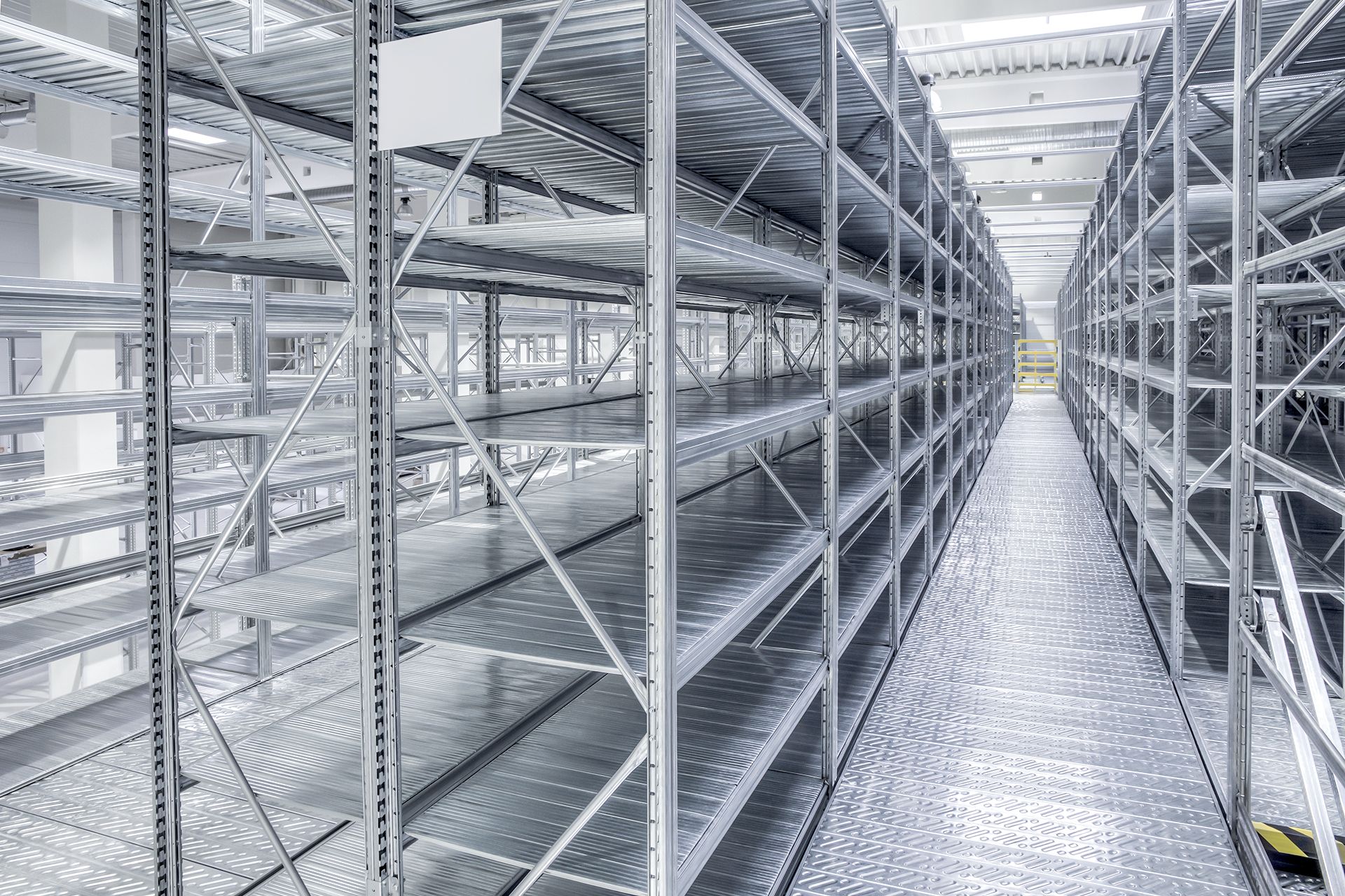 Jakie normy muszą spełniać regały magazynowe?