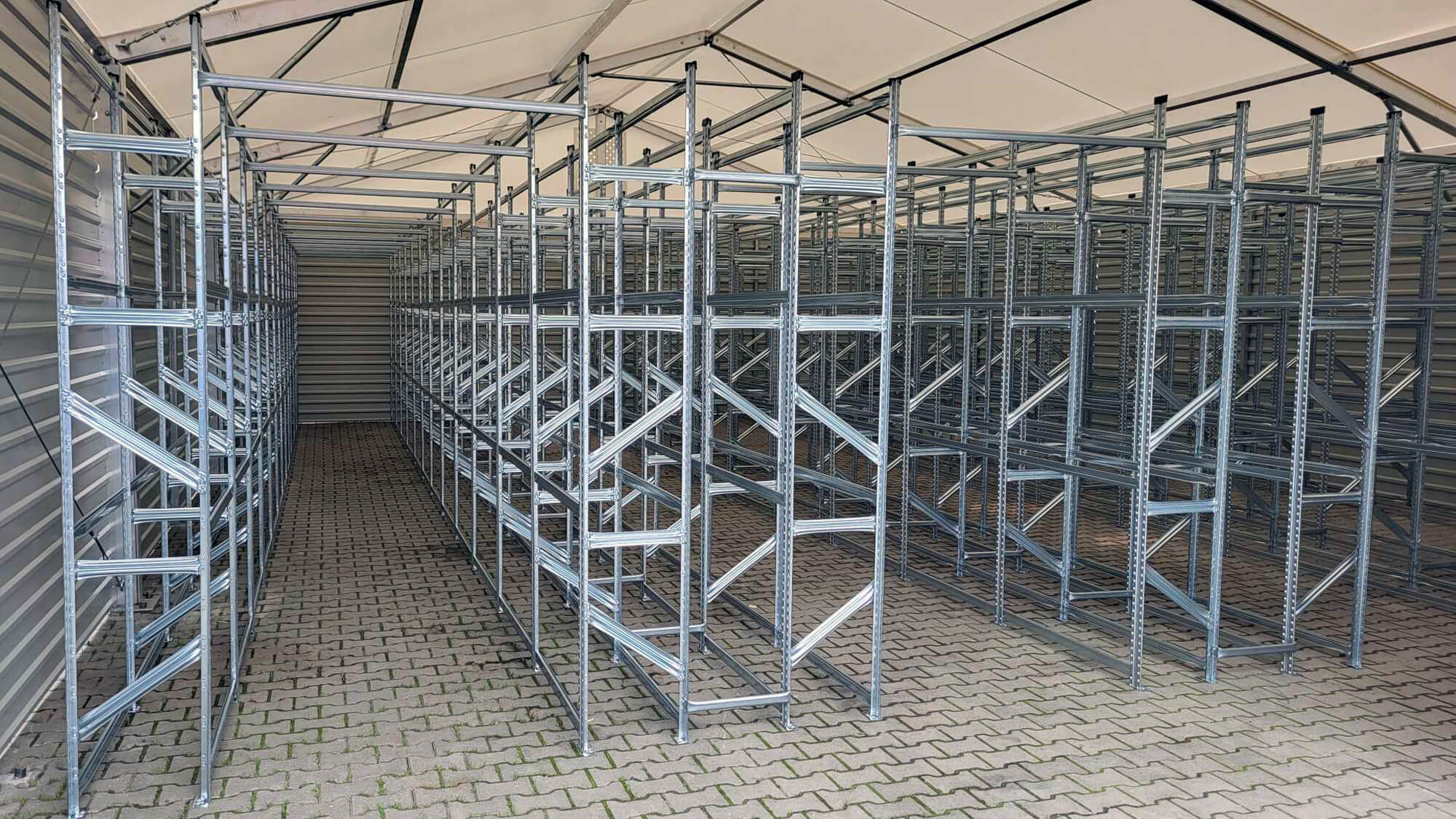 Wyposażenie hali namiotowej w regały na opony