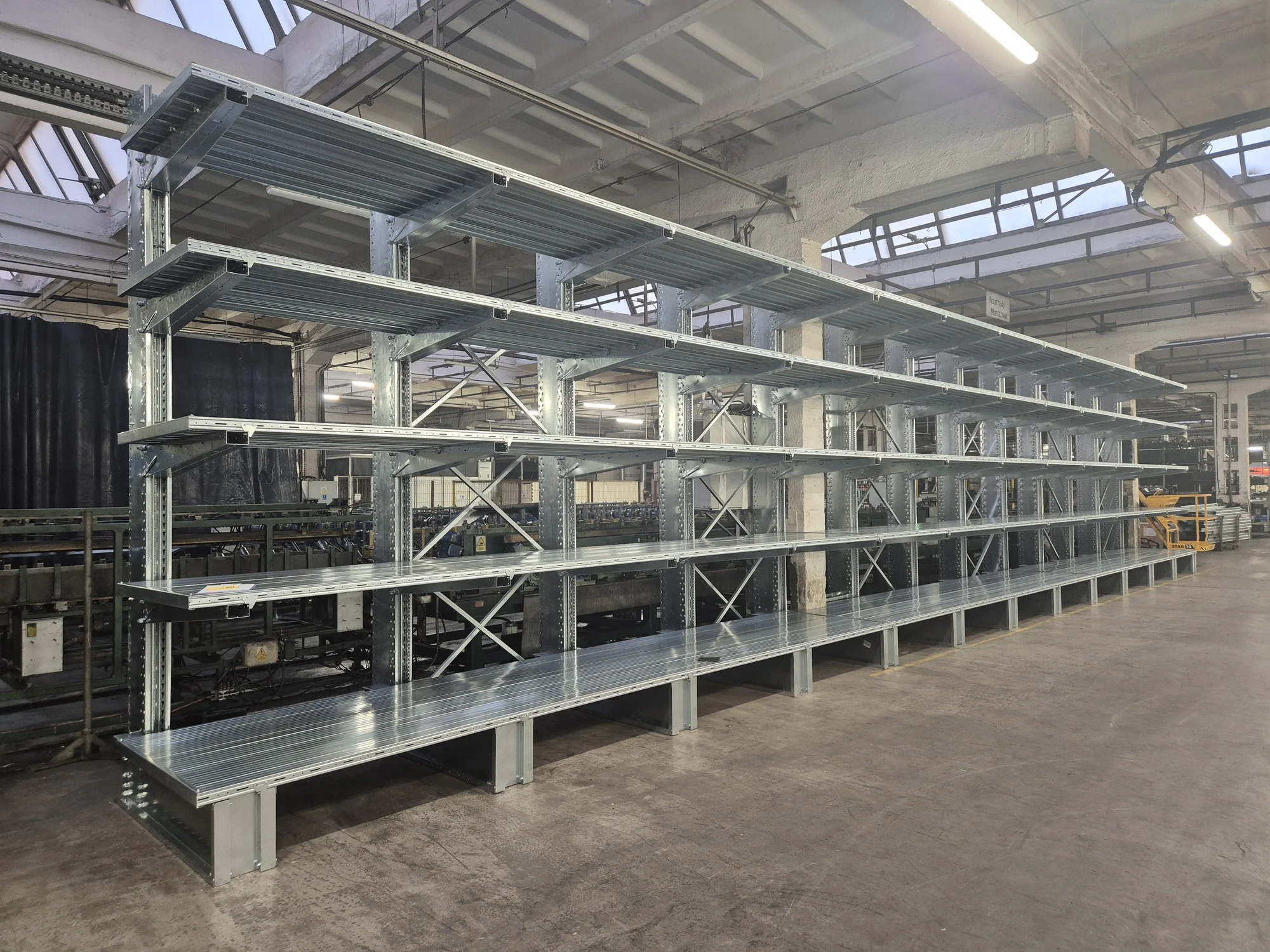 Regały wspornikowe STRONGCANT z pełnym wypełnieniem poziom&oacute;w